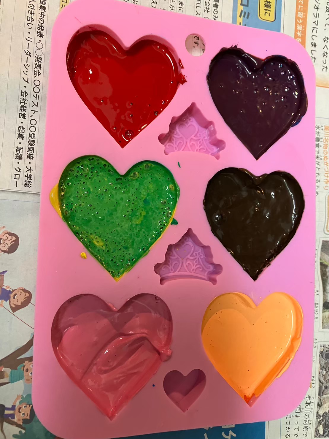 溶けたクレヨンを型に入れた様子